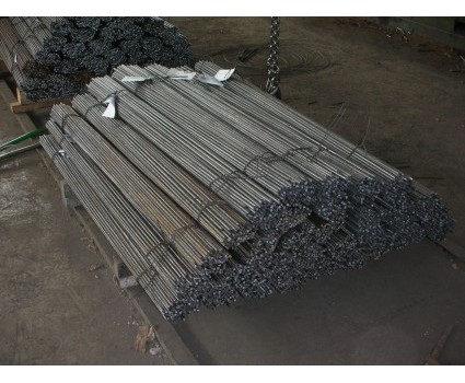 TUTORI IN FERRO Il tondino di ferro semiduro, dello stesso tipo impiegato in edilizia, può costituire un sostegno robusto ed economico