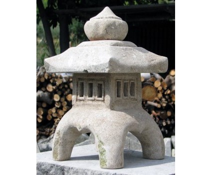 lanterna giapponese in pietra della Maiella 