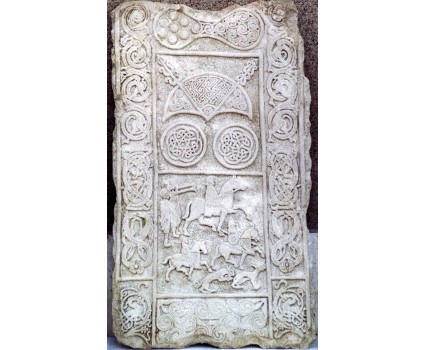 riproduzione di elementi in stile celtico su pannello in pietra della maiella 