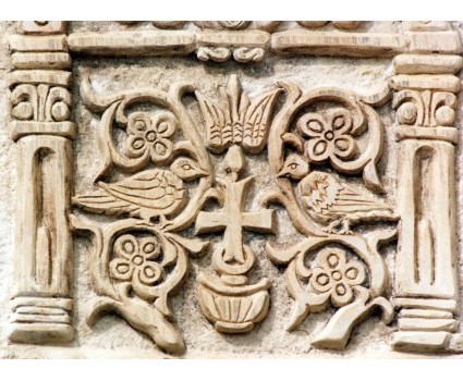 particolare pannello con croce longobarda rilievo su pietra della Majella 
