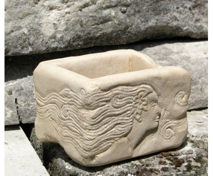 vasetto in pietra con figura femminile 