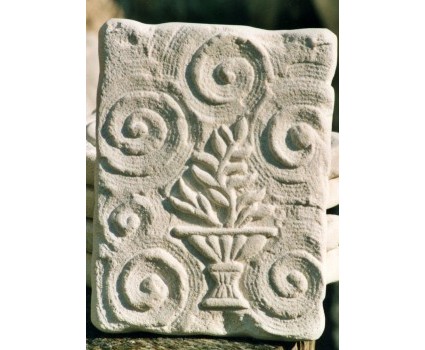formelle in pietra bianca della Maiella lavorate a gradina con sole,gaal,Tau,ecc... 